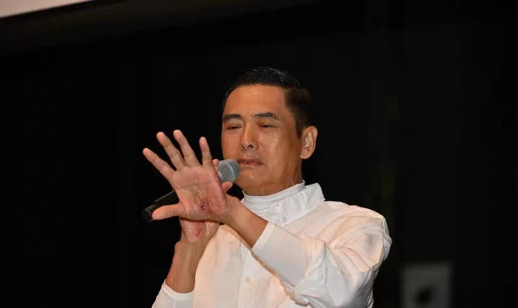 周润发受伤经典片段,周润发片场突遭意外