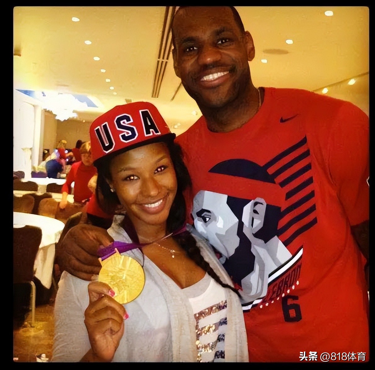 炫富!詹皇夫妇意大利度假举杯相庆,各戴5条梵克雅宝手链价值64万