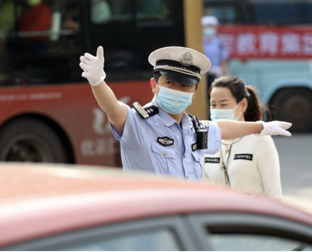 高考进行时这些画面令人动容,今天高考加油的图片