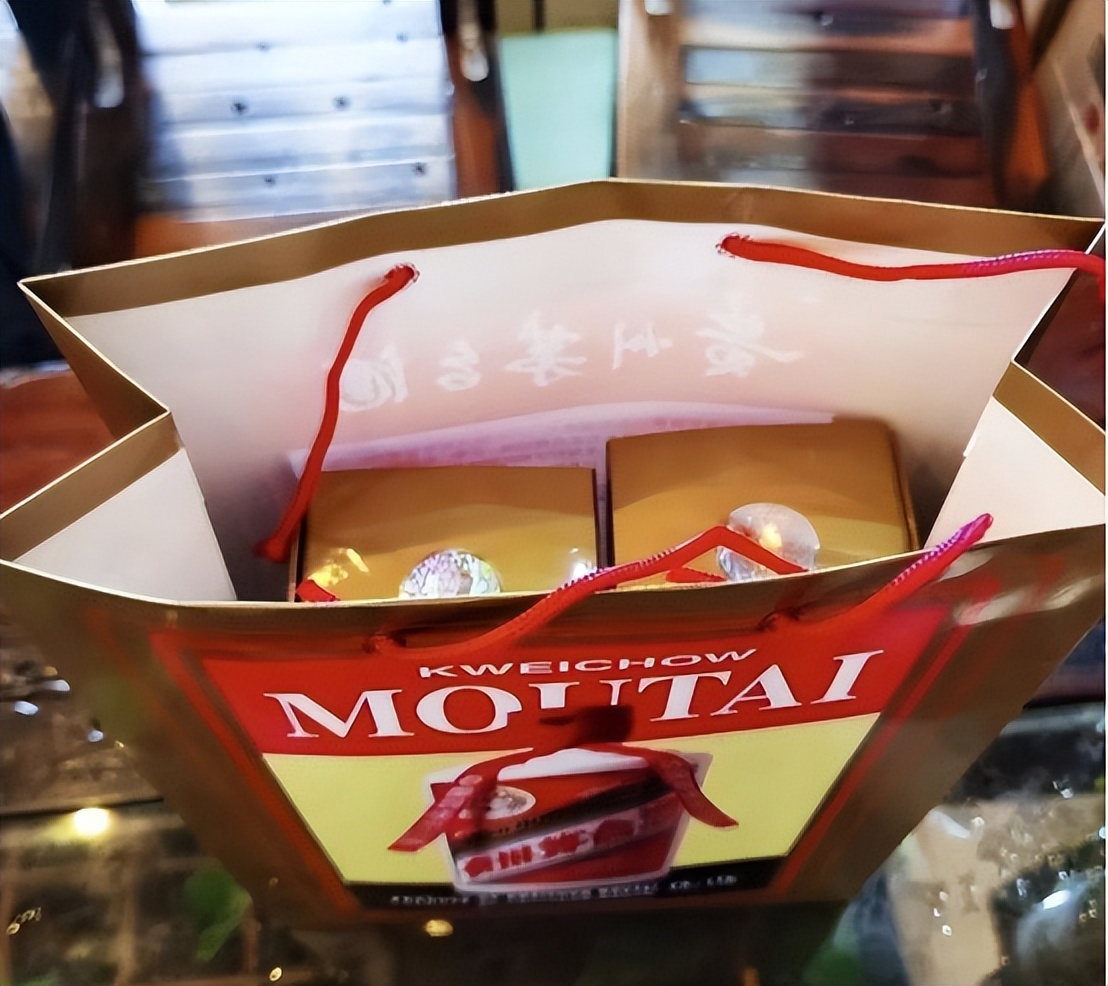 茅台最具“人情世故”的设计,茅台手提袋里的人情世故