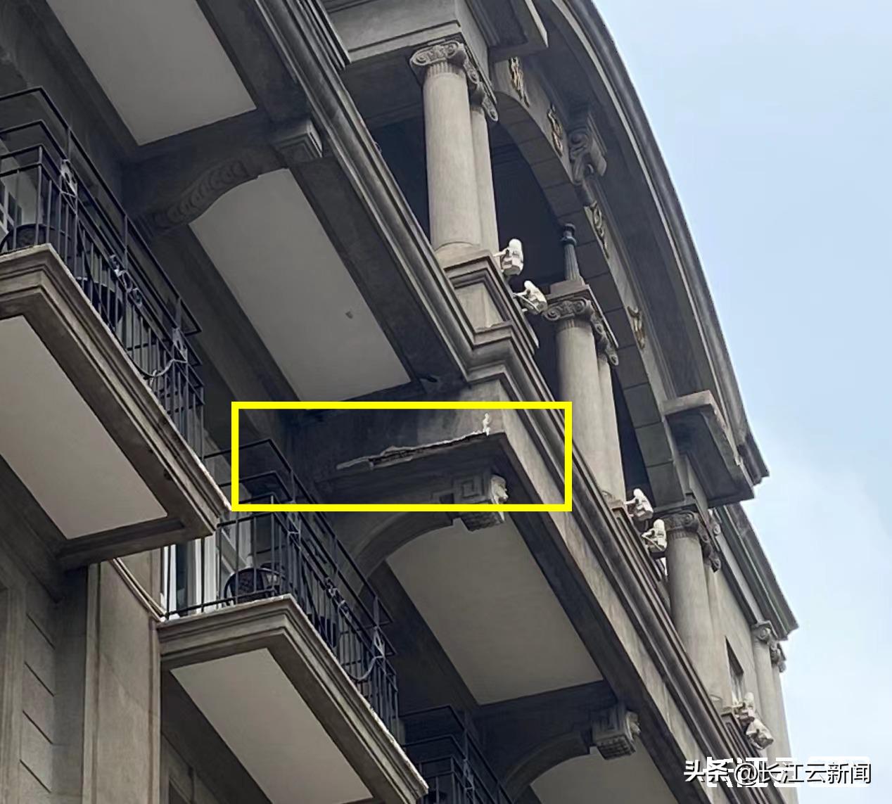 江汉路外立面脱落,江汉路被砸小伙