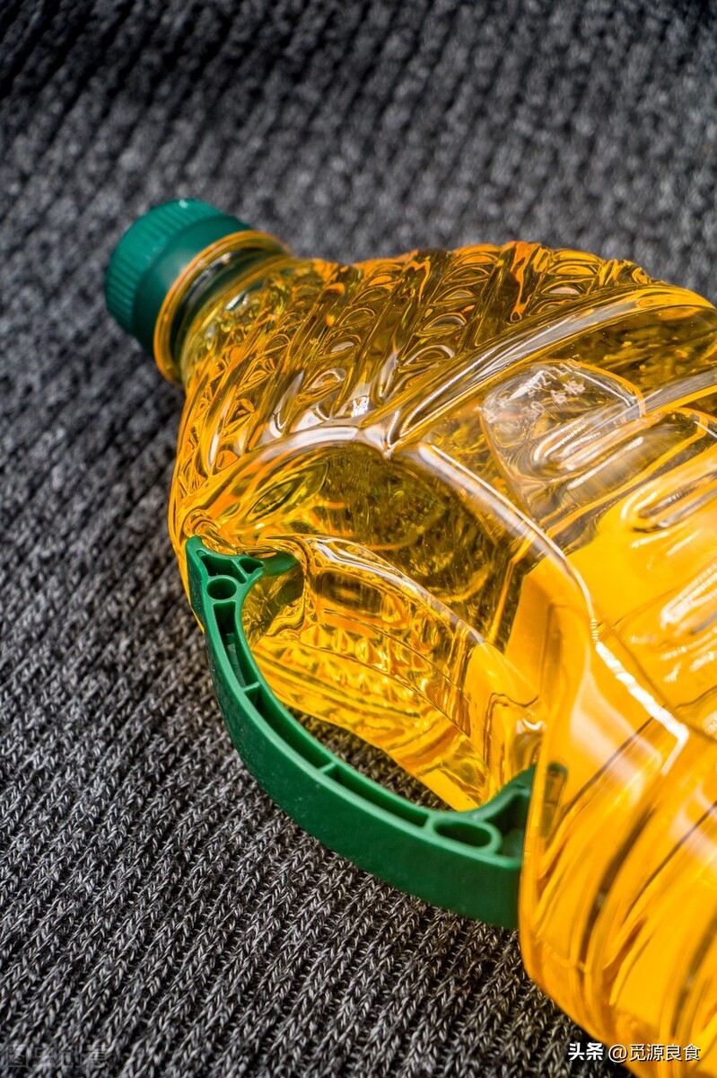 买食用油时要注意什么指标,买食用油等级越低是越好吗