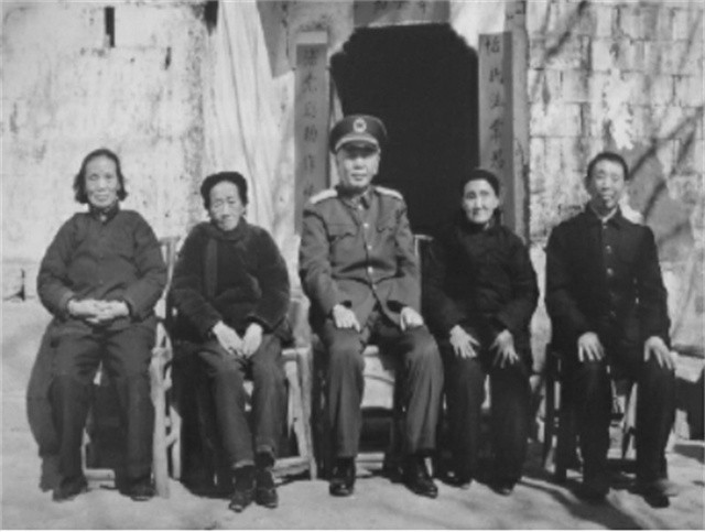 1982年，海军水兵左手敬军礼，*华清刘**看后气得欲砸电视