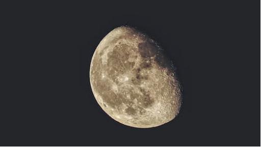 月亮：地球人，我可比你们想的“长寿”得多