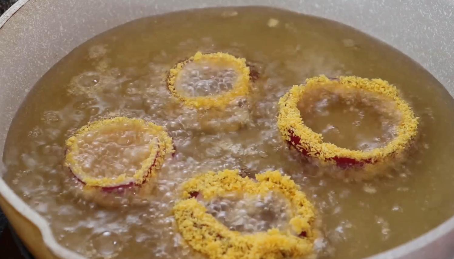 一家小吃店靠着一道菜火了30年,早餐店洋葱美食制作