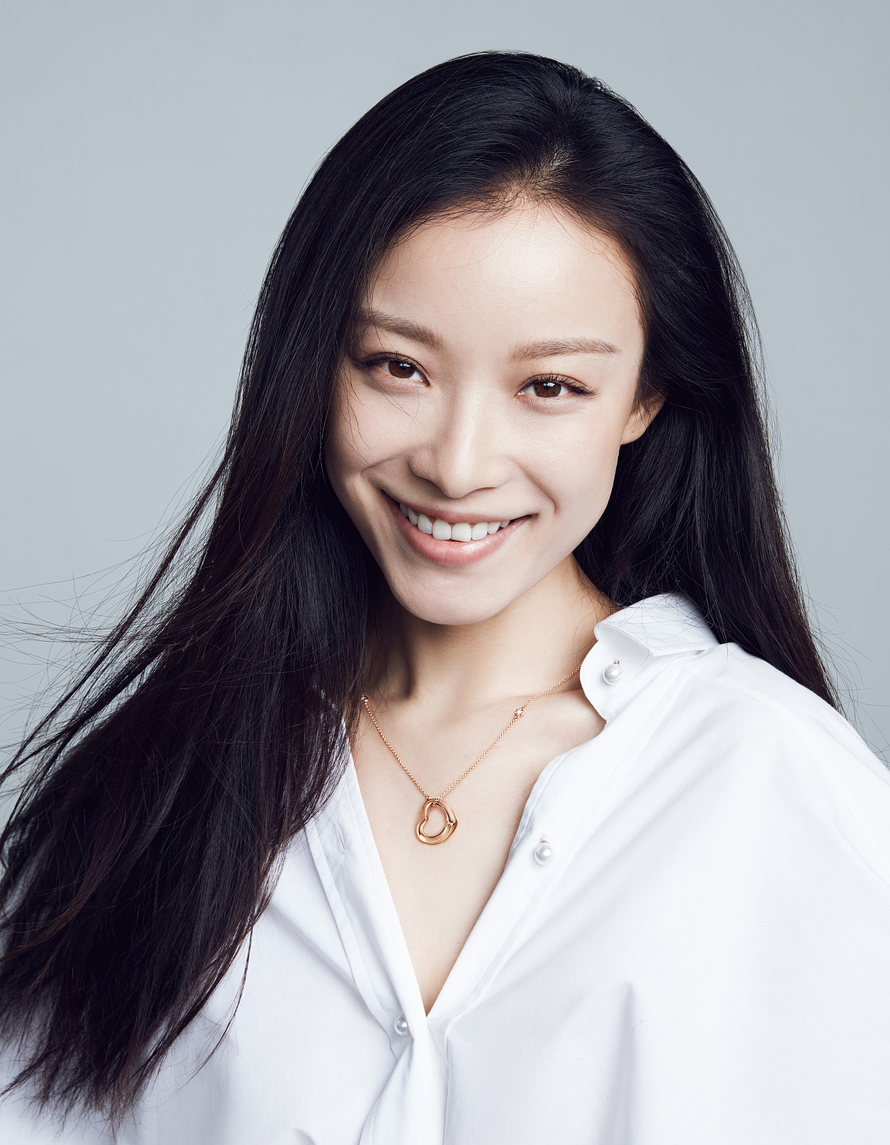 助理伺候明星捏脚,助理伺候明星跪下打伞