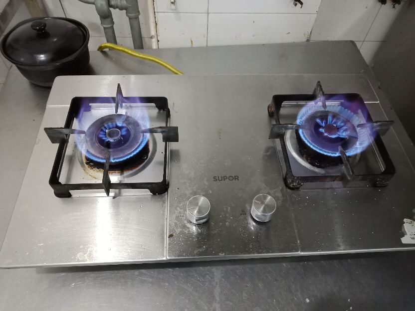 家里买燃气灶时别乱买，选不好就会中商家圈套，现在知道还不迟