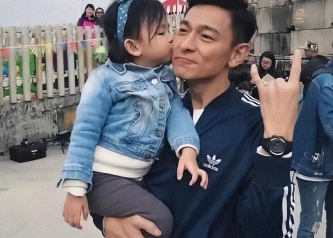 富家千金私自生下孩子,富家千金意外怀孕却被穷小子抛弃