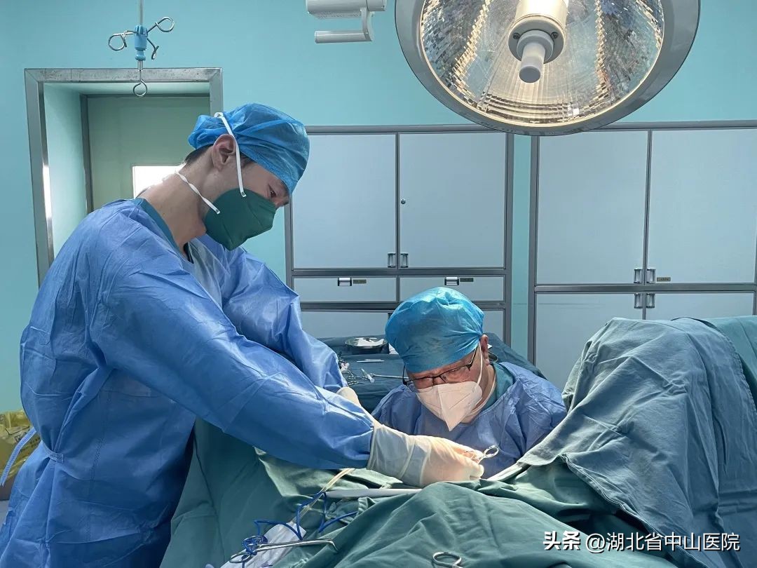 泌尿系肿瘤的血尿为什么是间歇性,尿道黏膜脱垂一直出血