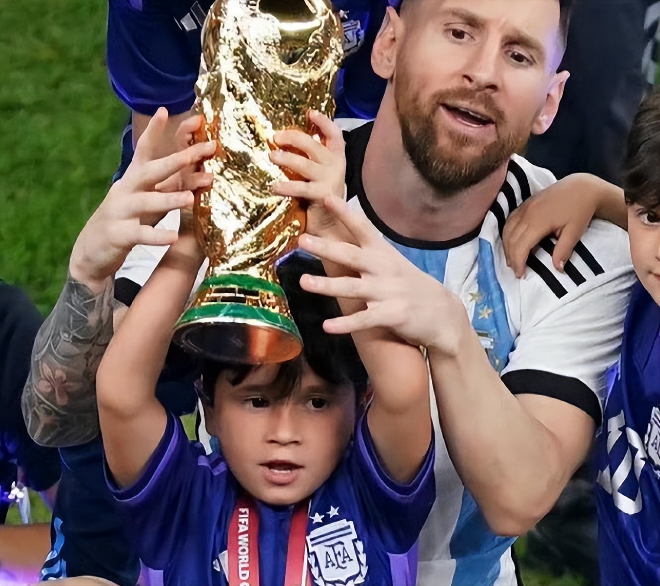 夺冠后的梅西把温情留给儿子,只有妈妈关心儿子累不累