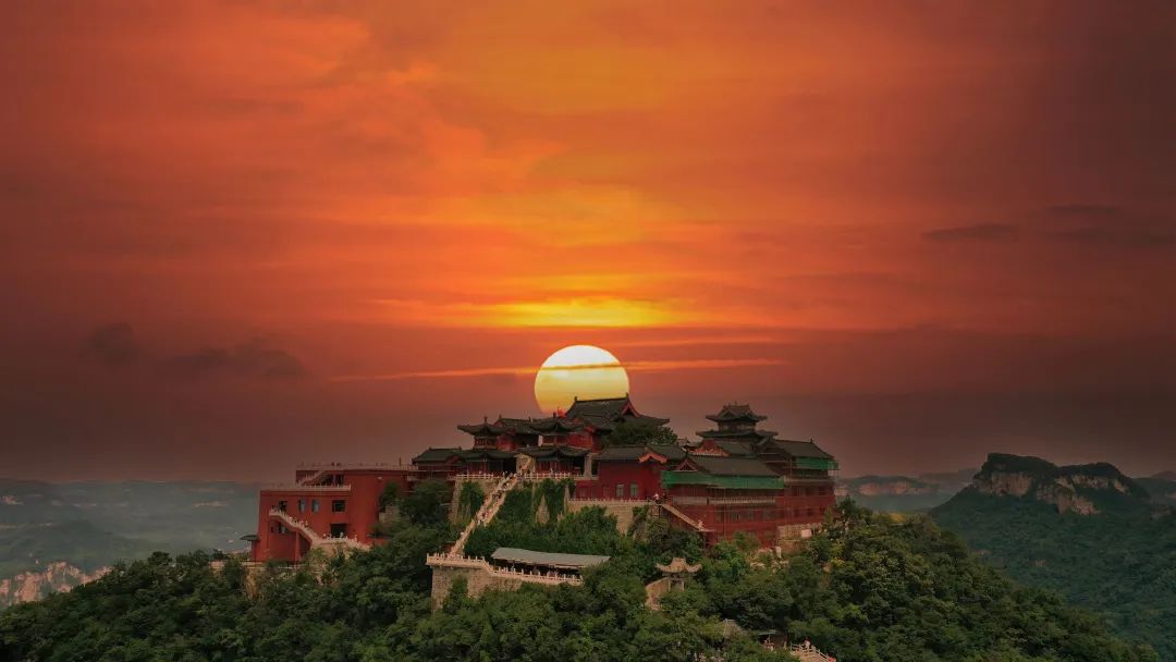 云台山最佳观瀑季,河南云台山看日出观云海