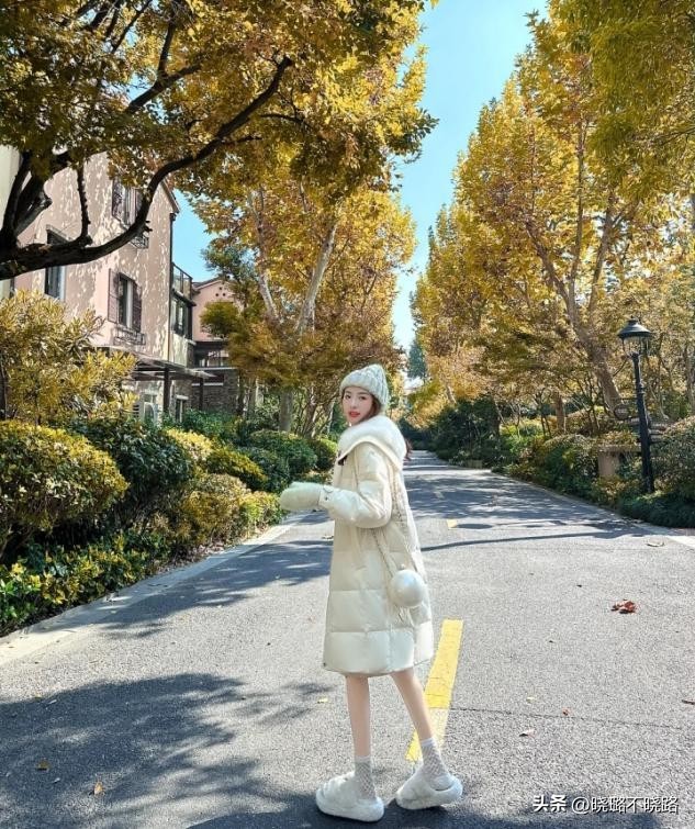 小白鞋搭配羽绒服好看吗,小白鞋搭配羽绒服长款