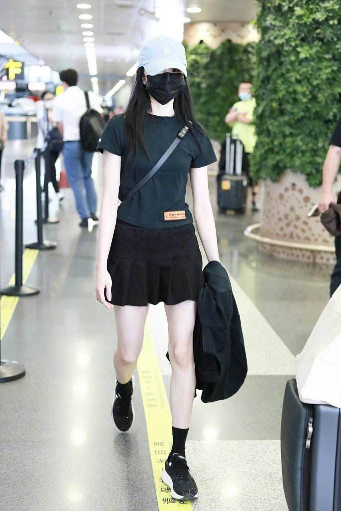 刘浩存黑色短裤红毯,刘浩存黑裙亮相笑容清澈灵气十足