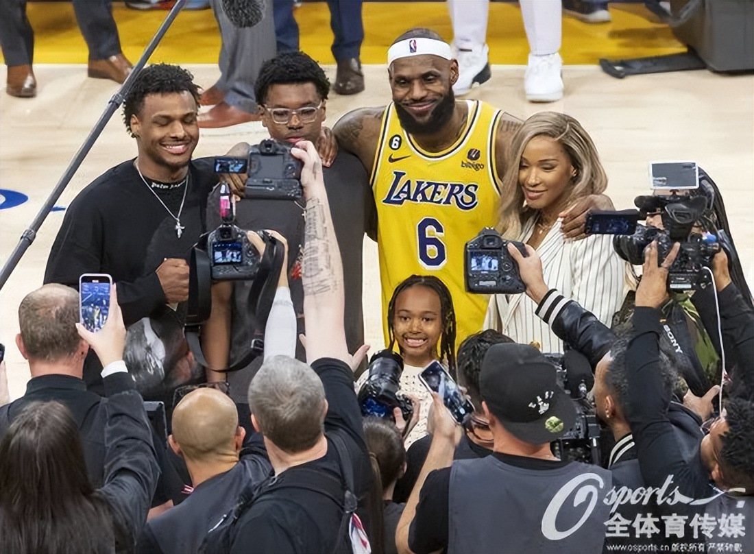 美国蕾哈娜超级碗,詹姆斯蕾哈娜夺冠