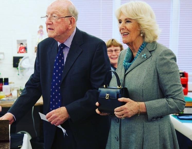 英国女王最喜欢的包包牌子,英国女王拿的包包价格