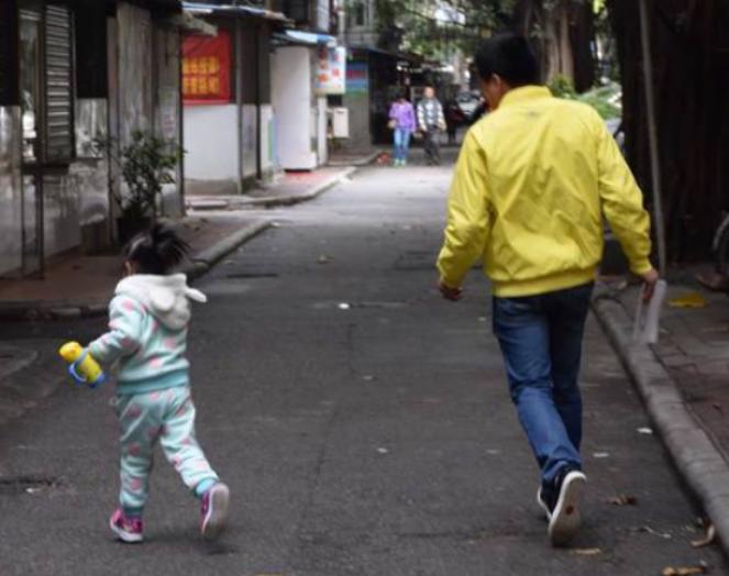 托举哥爬上四楼外墙救下2岁小孩,托举哥徒手爬楼救孩子