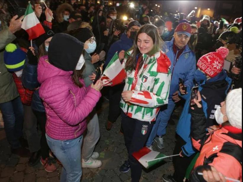 她拥有雅典娜女神般的笑颜，让整个意大利掀起“冰壶之恋”