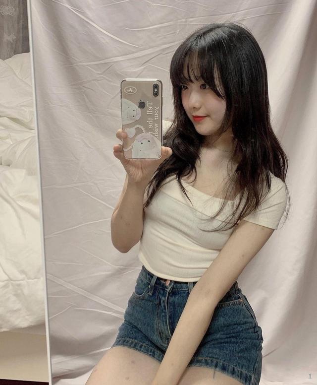 夏季新款短袖上衣基础款搭配减龄,黑色短袖小衫修身上衣怎么搭配