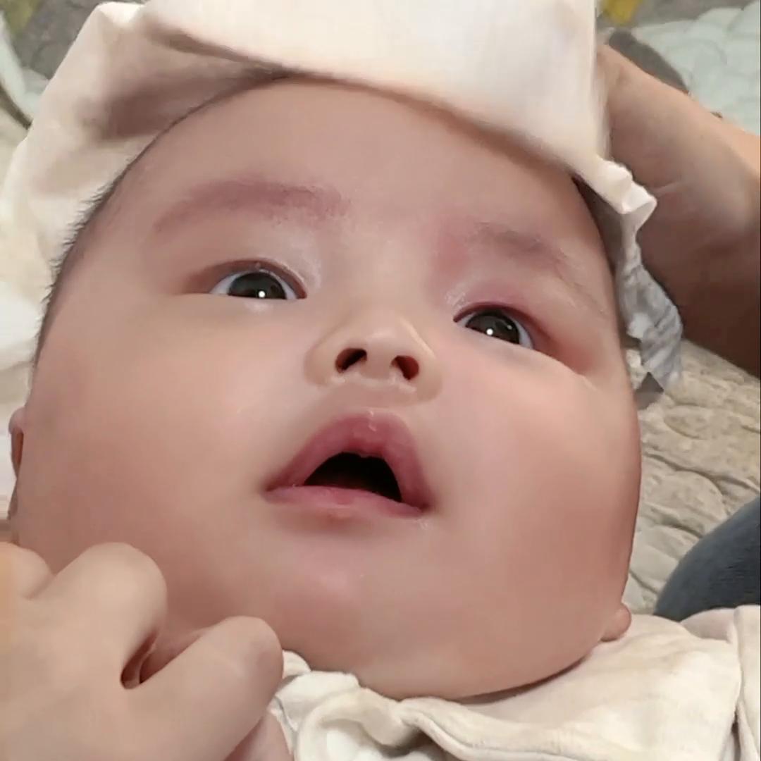 婴儿湿疹淹脖子用什么药膏,宝宝脖子淹了并且有湿疹怎么办