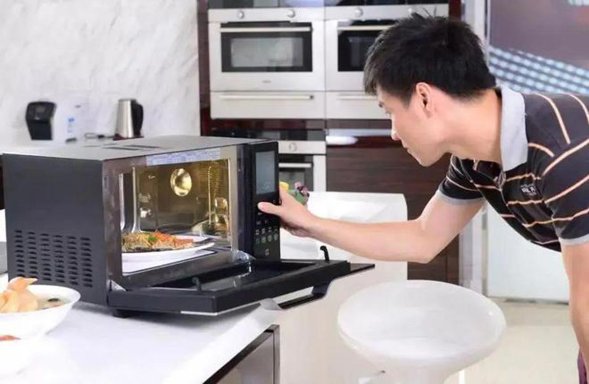 微波炉里飞进去一只苍蝇,当苍蝇飞进微波炉