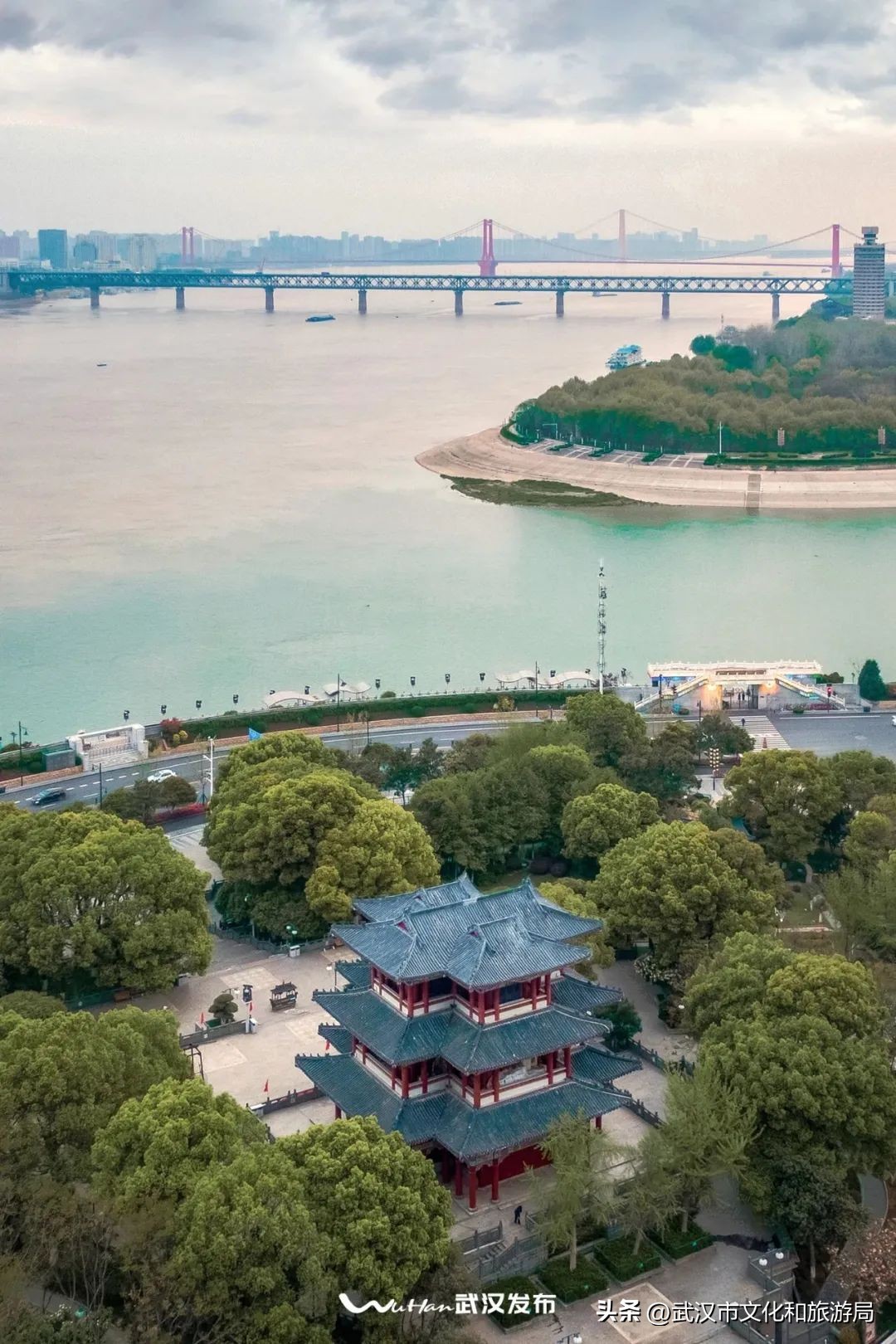 汉口江滩上新太阳能座椅,最近的江滩