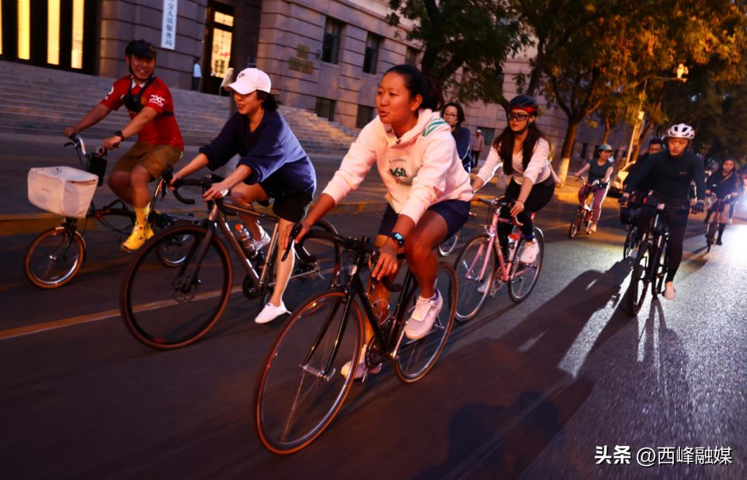 靠卖萌,年赚6亿!这个“大玩具”,掏空*男猛**钱包