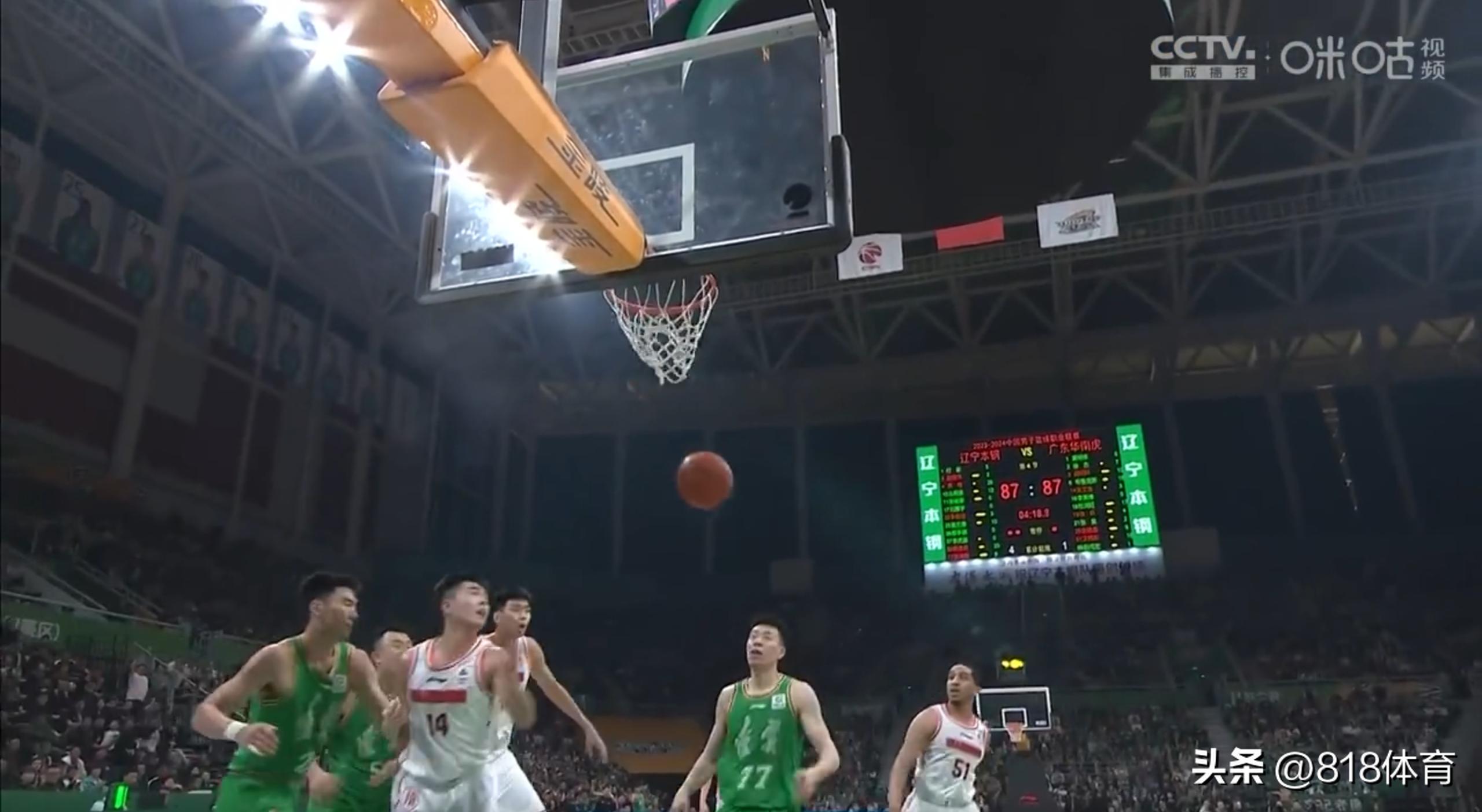 张镇麟劈扣韩国中锋,张镇麟扫堂腿肘击原视频