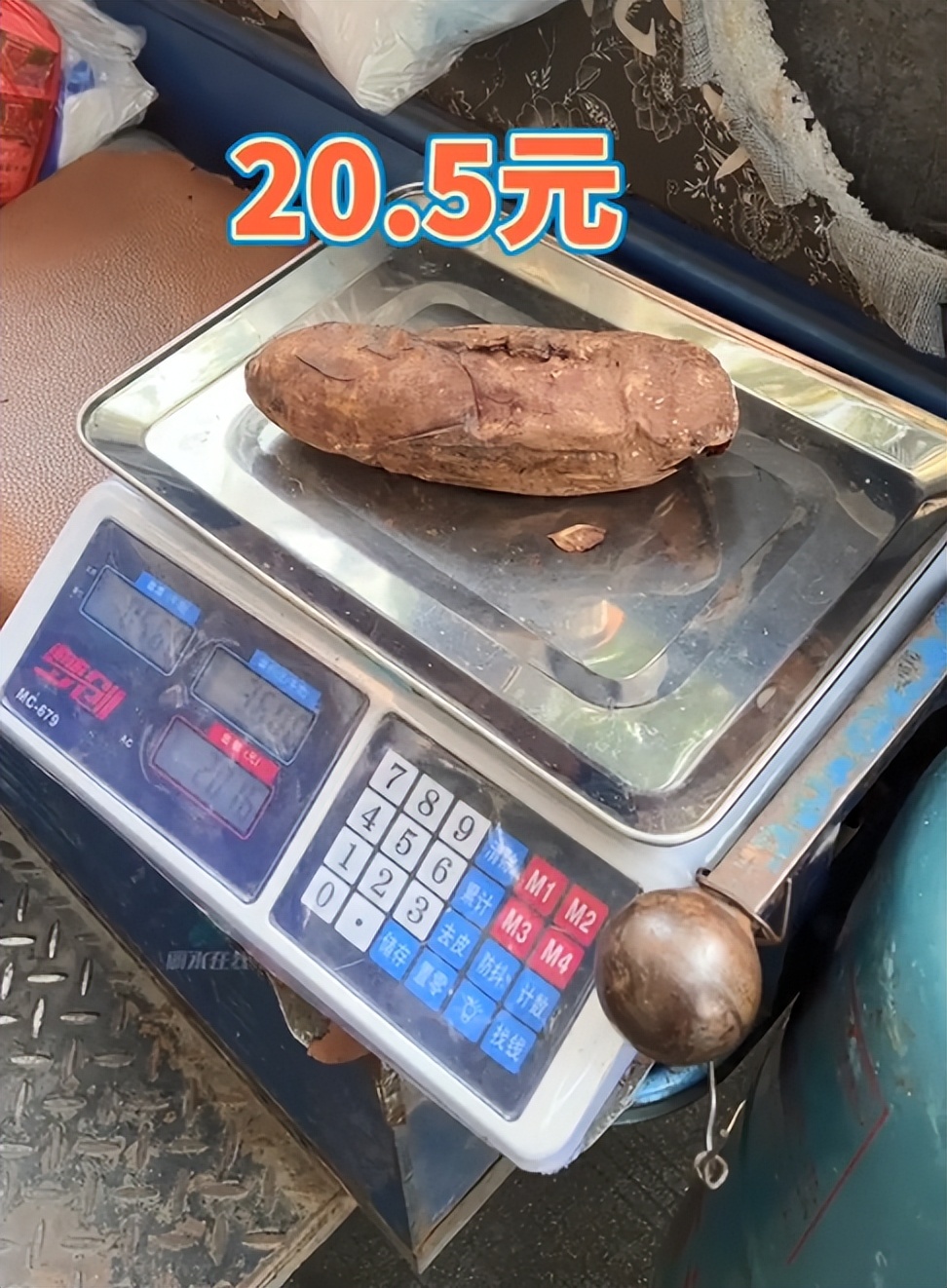 小伙街上遇红薯“刺客”，不好意思拒绝，结果一个小红薯花20多块