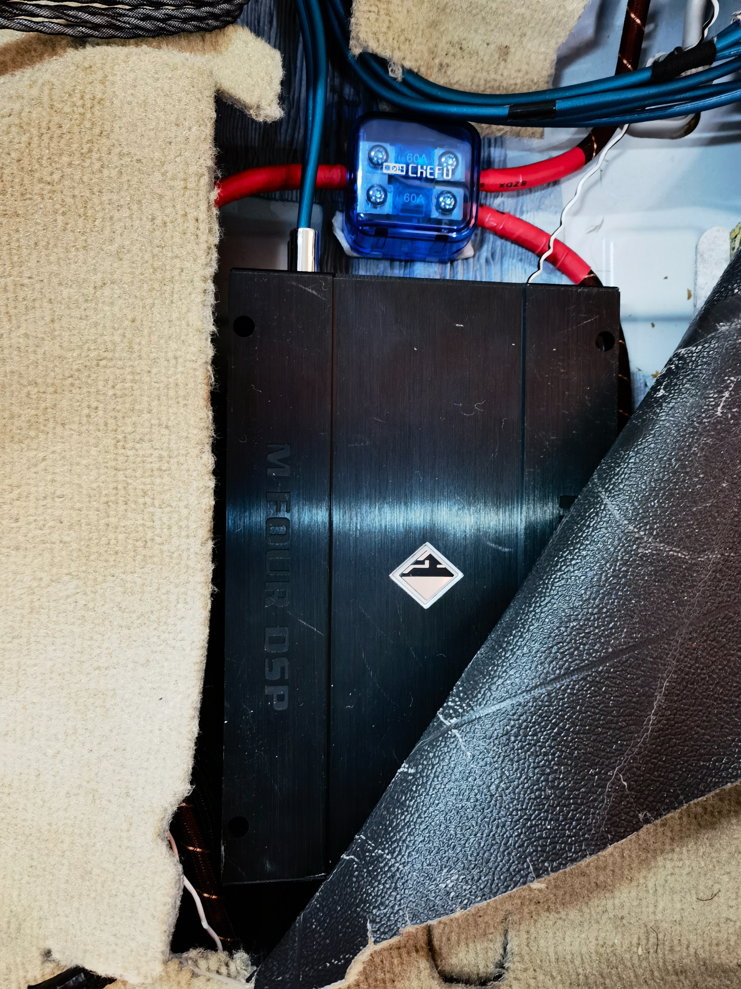 外硬内柔享乐极致悦感-西安上尚丰田酷路泽全车音响升级