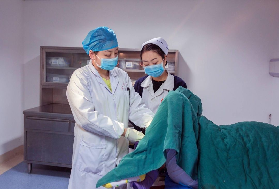 59岁女子体检发现罕见肺部肿瘤,49岁女子患甲状腺癌