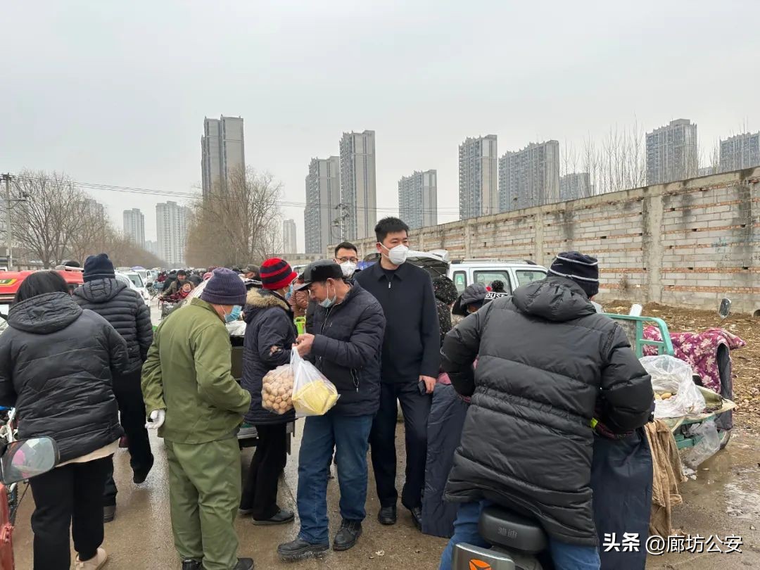 新春走基层社区民警,新春走基层特警坚守岗位护平安