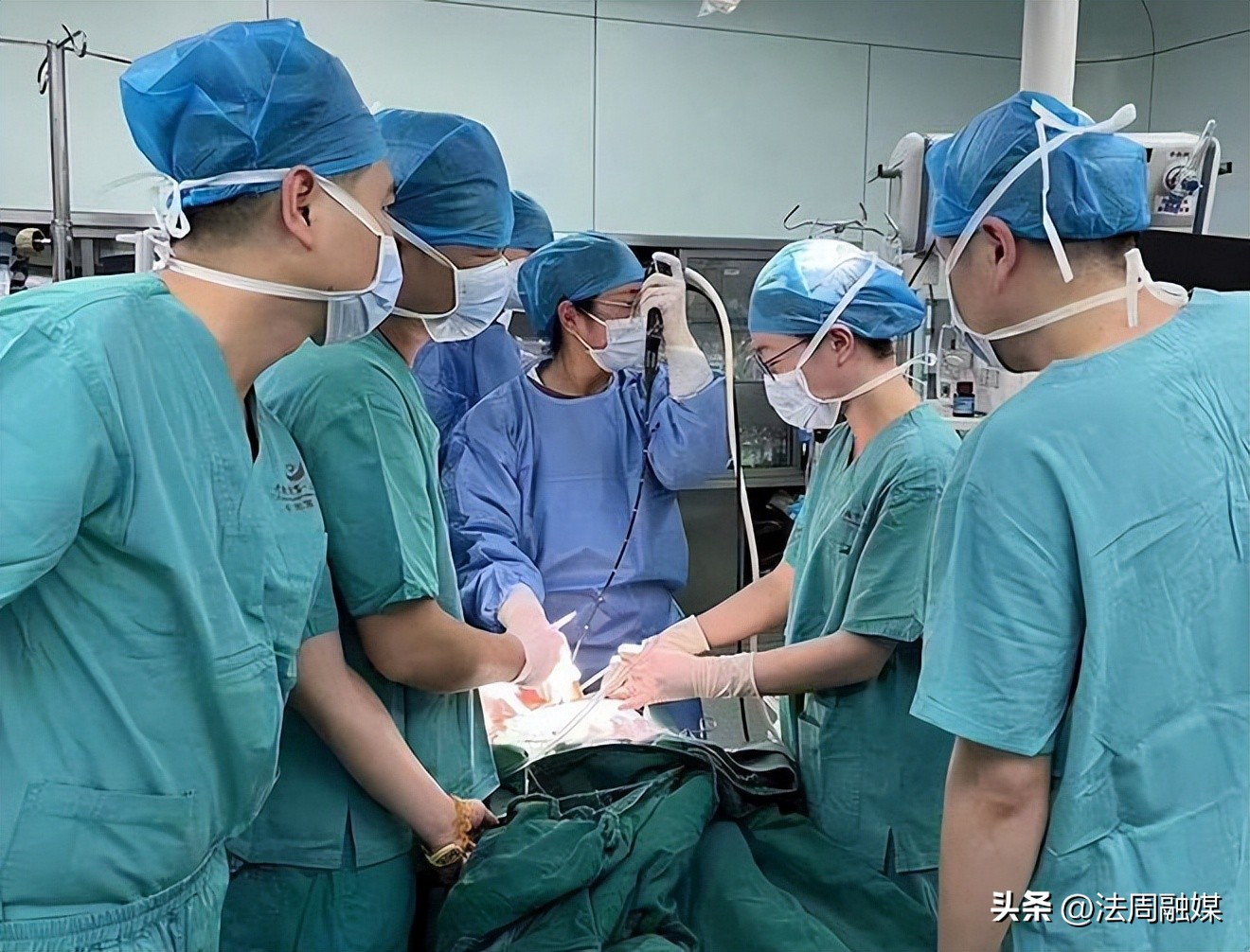 儿童吃花生卡气管死亡,小孩去吃坚果卡住医生接力急救