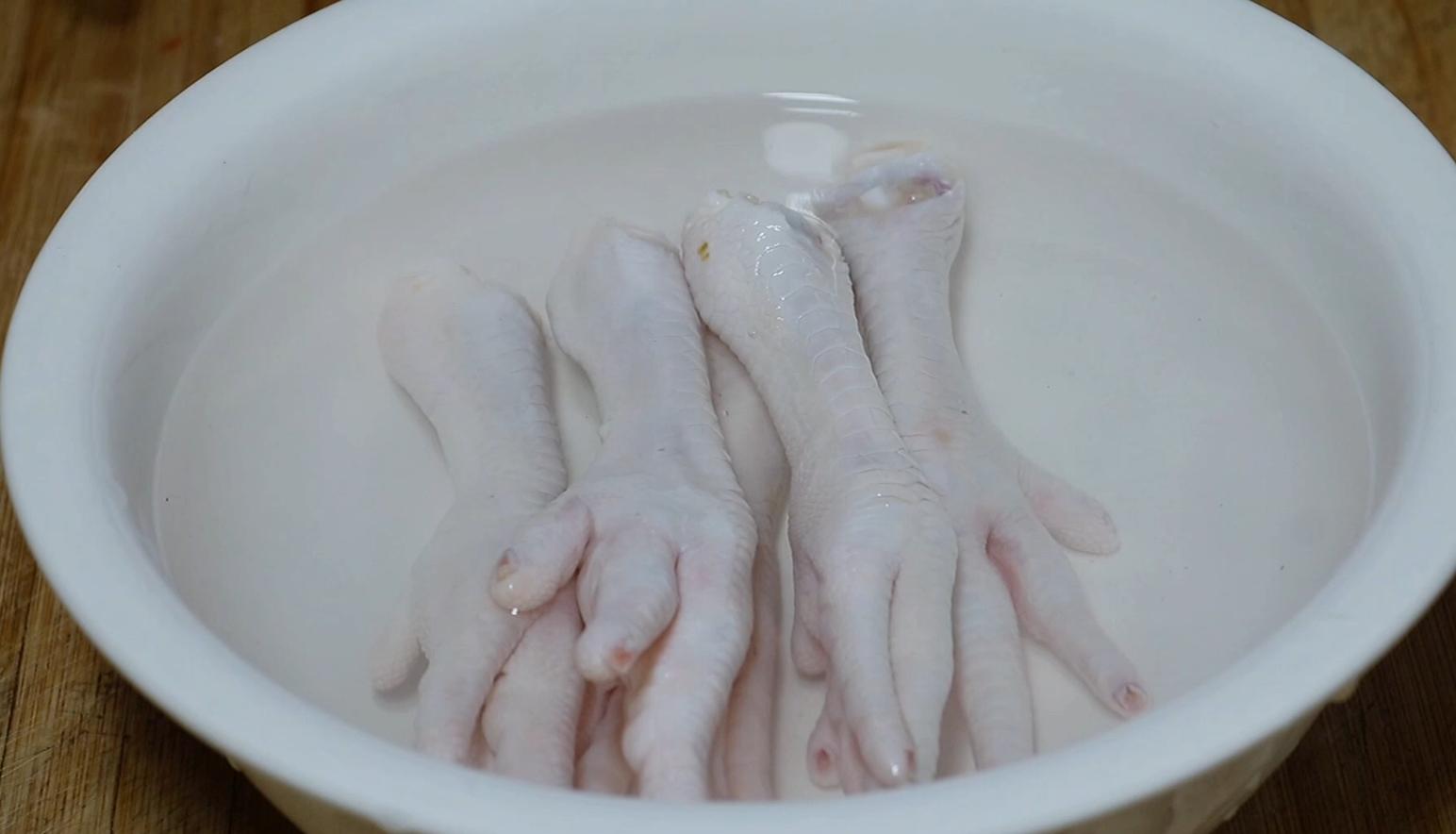 怎么用牙签脱骨鸡爪最快,无骨鸡爪怎么去骨详细慢教程