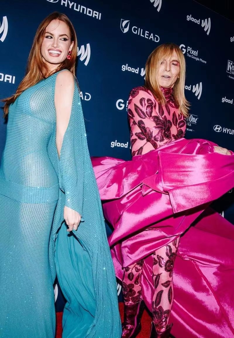 173女星海莉·卡利尔参加活动，身穿浅蓝网状透视礼服，秀修长美腿