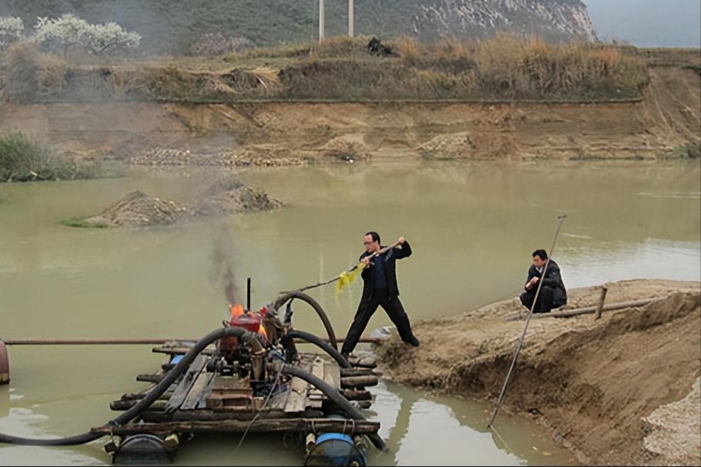 撸铁棒重现民间!给老百姓带来暴利,明令禁止背后隐藏危机