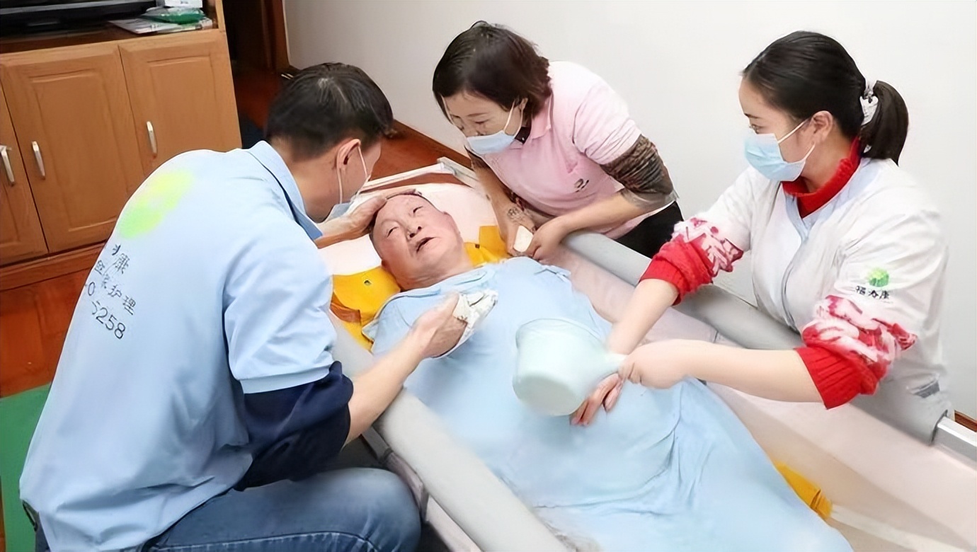 入户助浴师,失能老人享受免费助浴