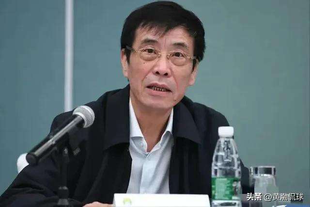 国足新帅或本月确定,官媒谈国足