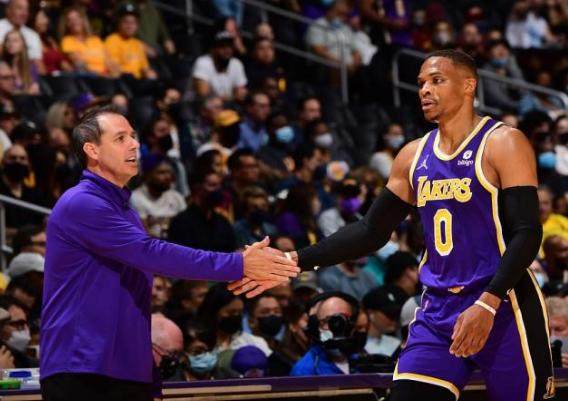 黄健翔点评女足与男足,黄健翔演播厅看女足