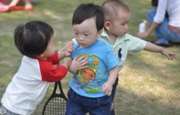 同学把小孩脸划伤了怎么解决的,孩子脸划破怎么回复家长