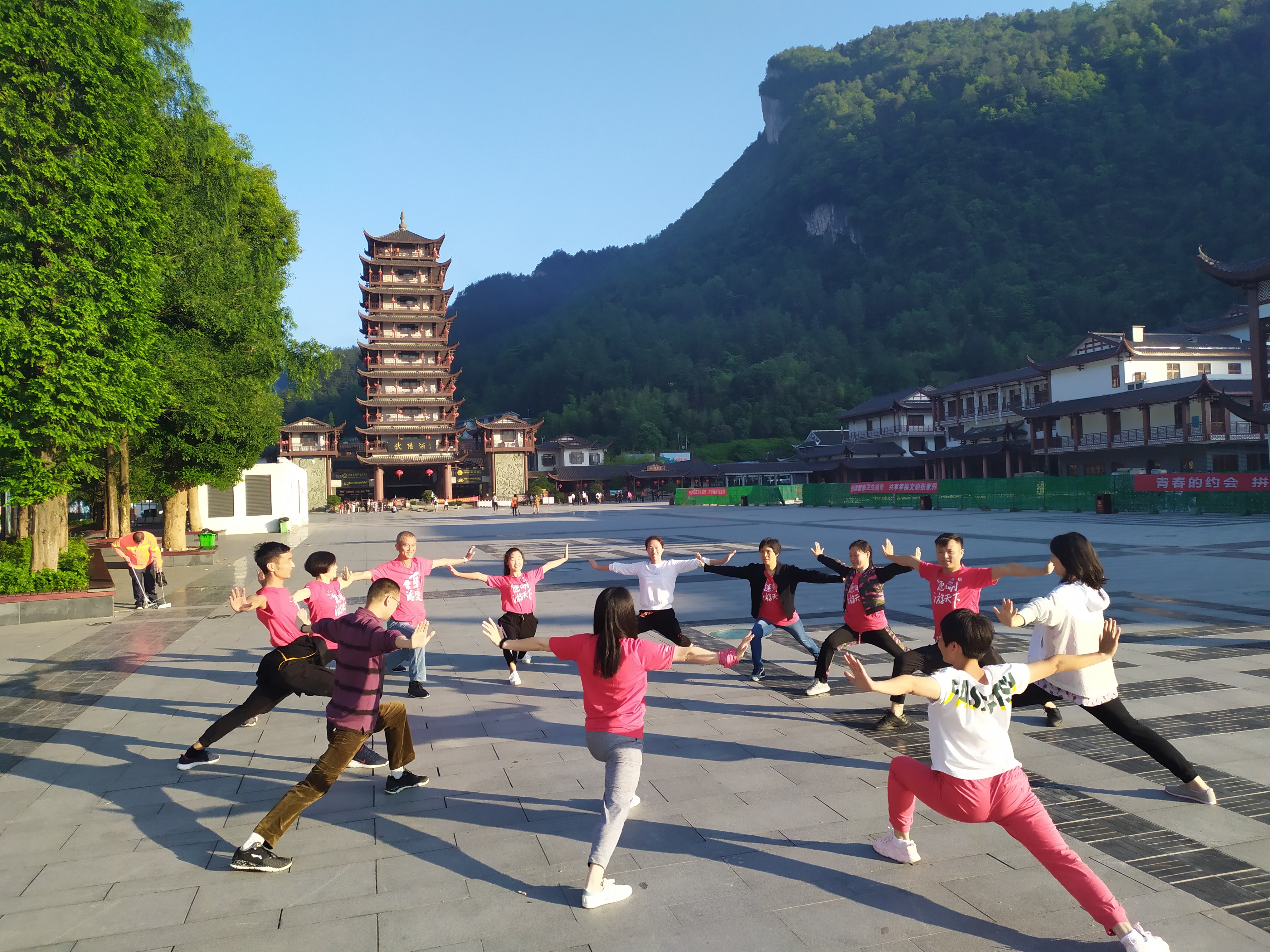 身体有湿热一动就出汗吃些什么药,湿热上半身出汗是怎么回事