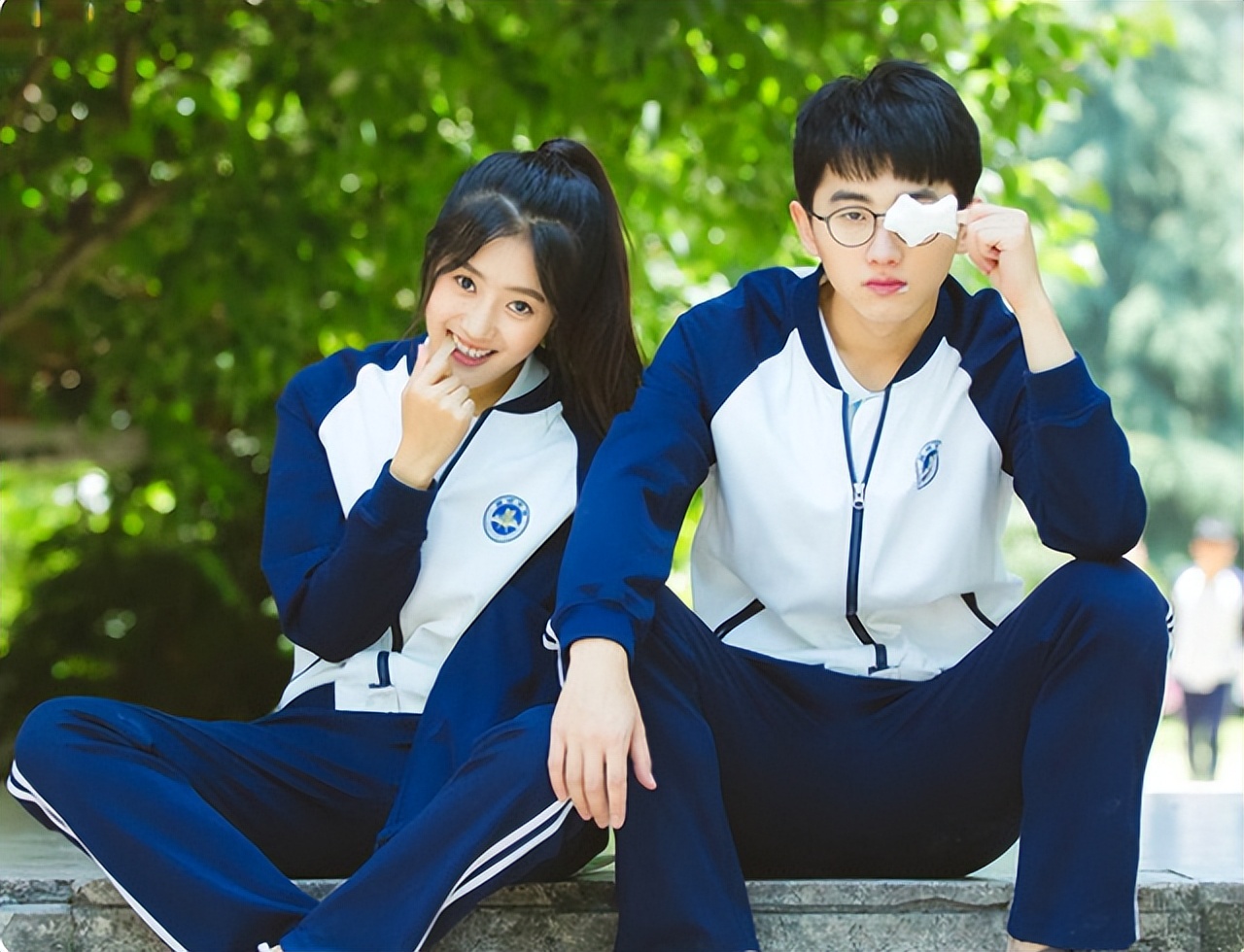 14岁女儿躲房间偷偷看“小视频”,被妈妈抓到,妈妈的反应绝了