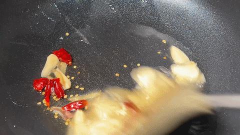 清炒胡萝卜拌绿豆芽最好吃做法,胡萝卜炒绿豆芽的做法