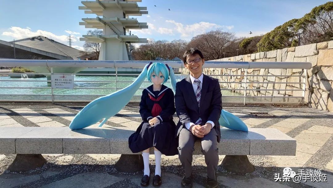 给初音未来递东西,初音未来和宅男结婚了吗