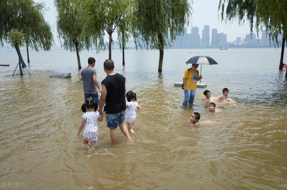 愿得此身长报国,何须生入玉门关,致敬涿州救灾英雄