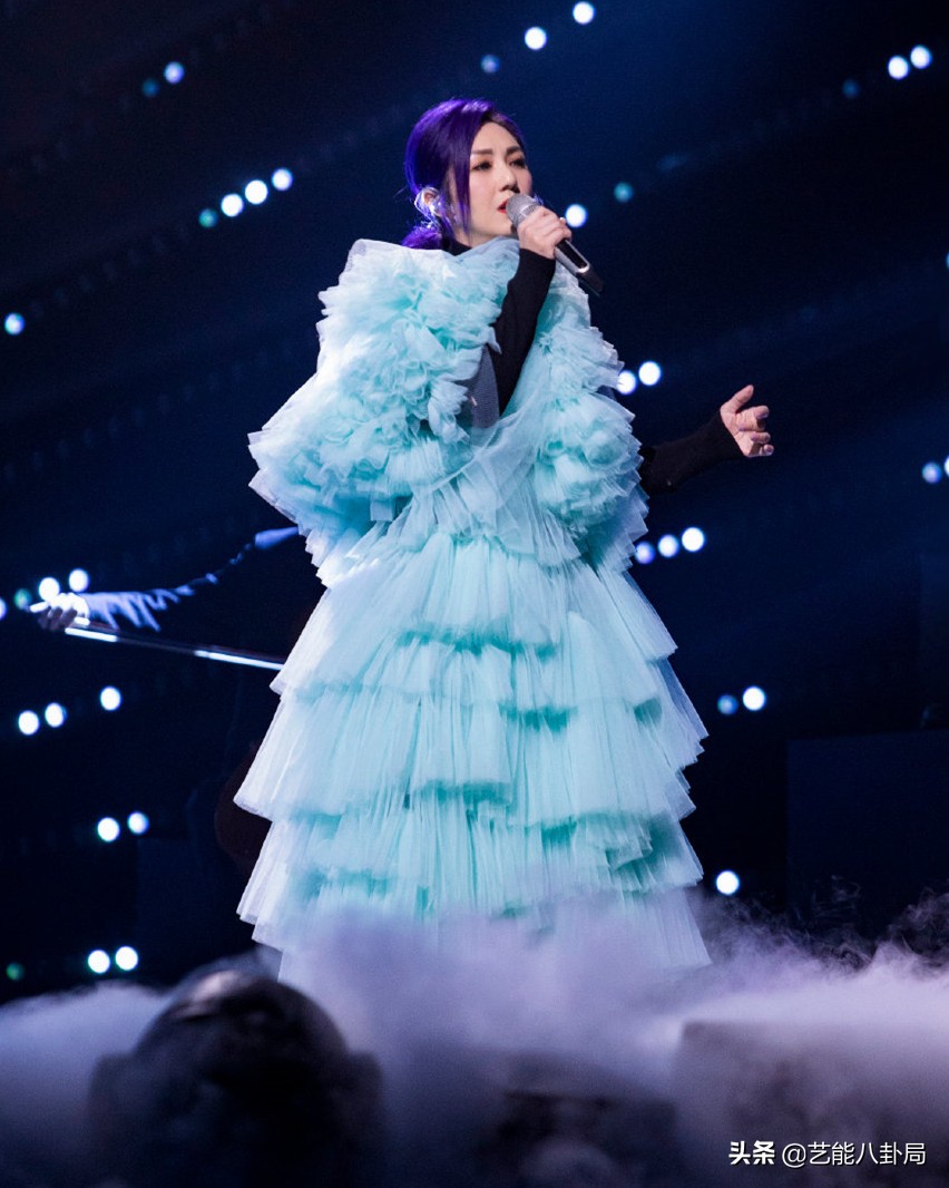 紧身衣、高筒袜，女星舞台造型杀疯了！穿高定唱跳，撩得人心痒痒