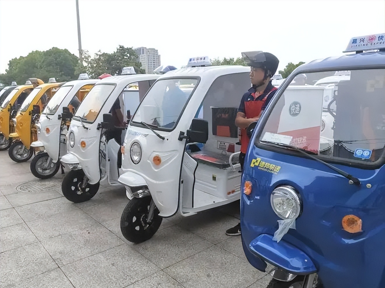 快递小哥涨工资怎么办,快递员待遇为什么比较低