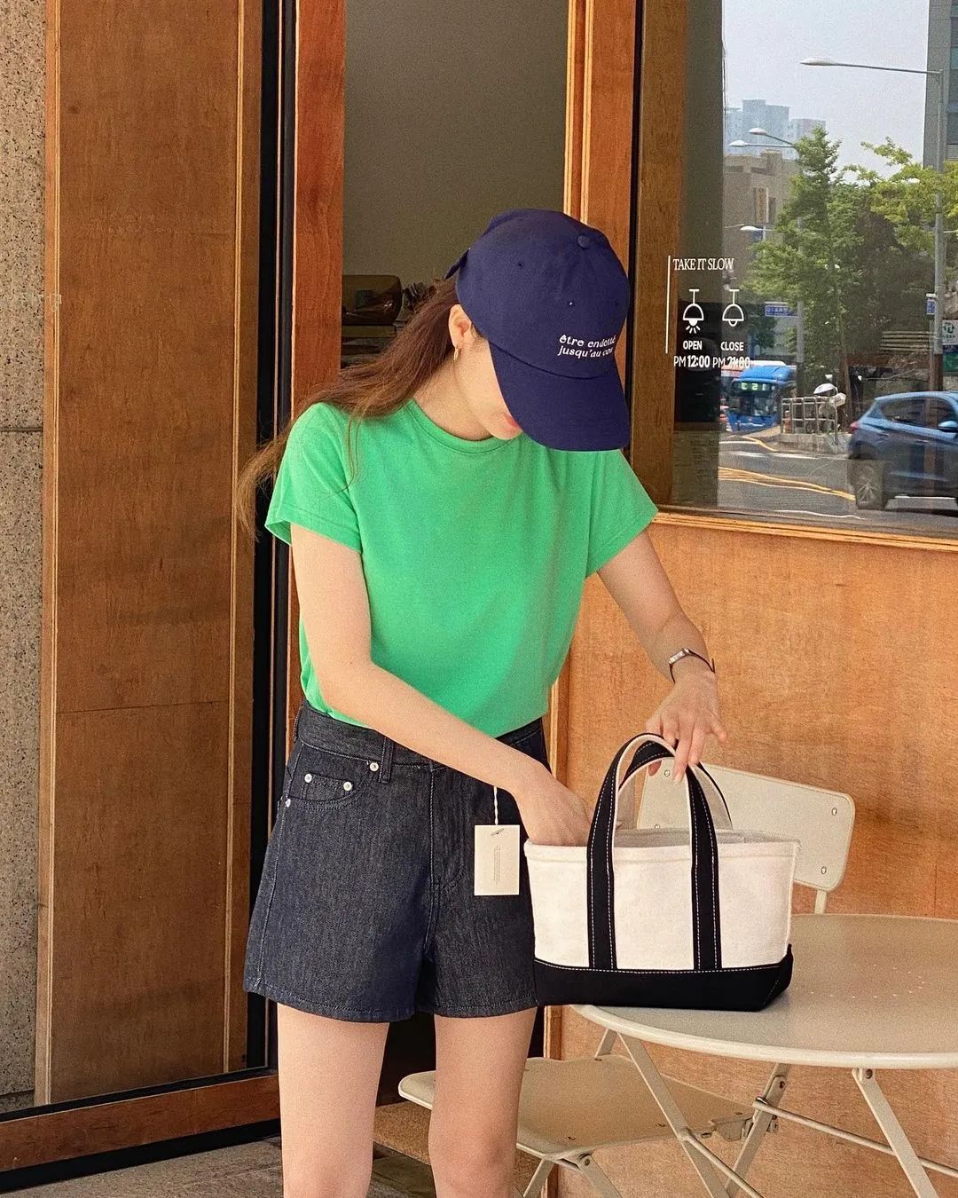 今年流行怎么穿t恤,今年最流行的减龄t恤