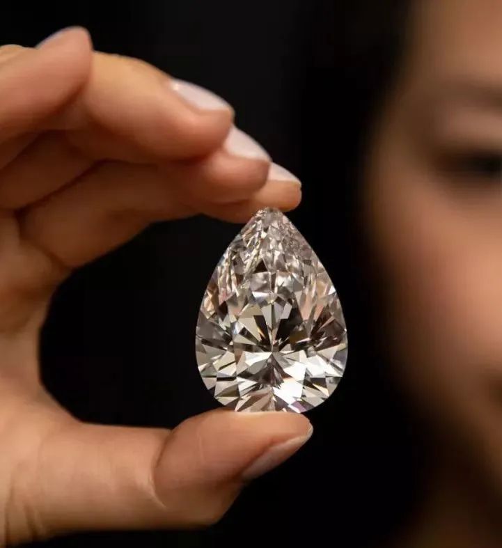 用毕生的积蓄给美女买钻戒,11颗梨形钻石