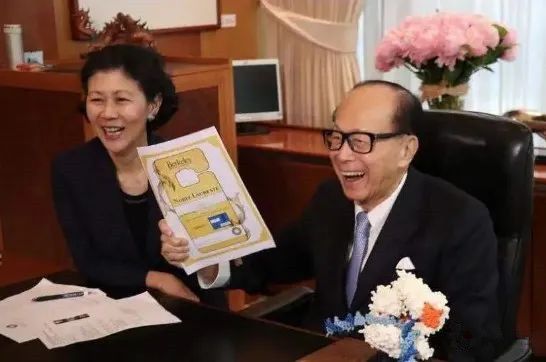 李嘉诚周凯旋年轻的照片,李嘉诚女友周凯旋的经典爱情观