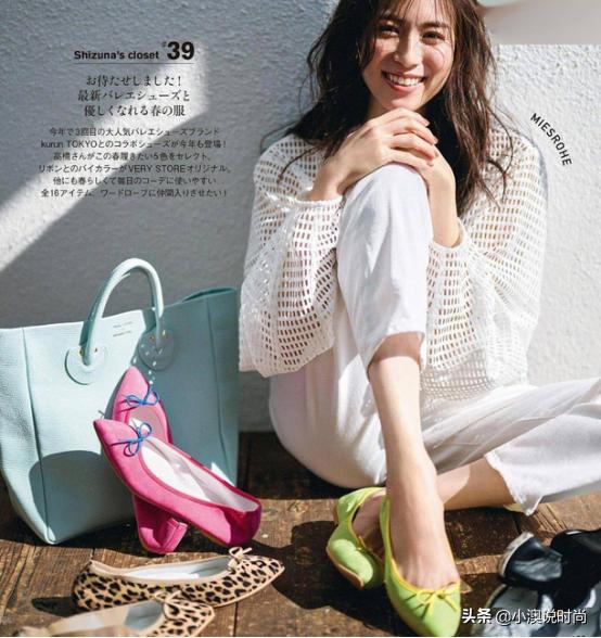 今夏超火的白裤子,究竟搭玛丽珍鞋还是小白鞋?穿对就很时髦